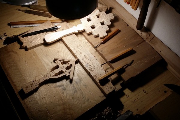 Atelier cruci lemn si alte obiecte din traditia ortodoxa romaneasca si populara lucrate manual